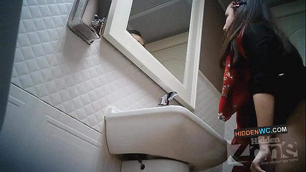 Эмэгтэйчүүдийн ариун цэврийн өрөөний далд камерын бичлэг (1)