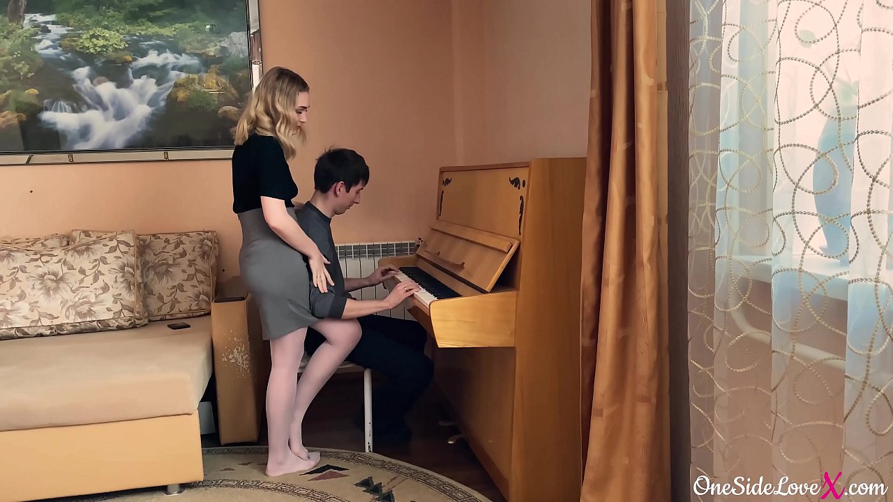 Төгөлдөр хуурын багш шавийнхаа хөхийг гүн хөхөж, түүнийг галзуулав.